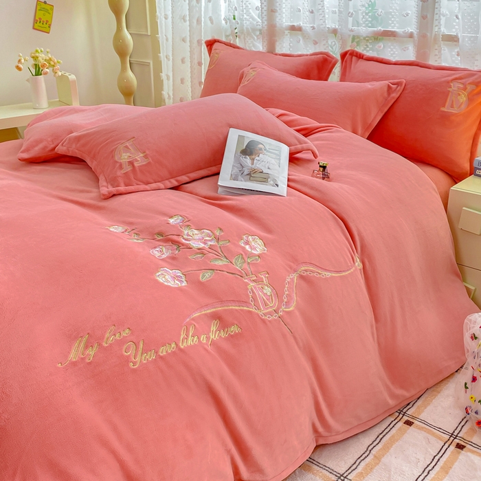 91家纺网 家纺一手货源 找家纺 晶缦家纺 2024新款高克重牛奶绒刺绣花四件套 点点花季-玉粉