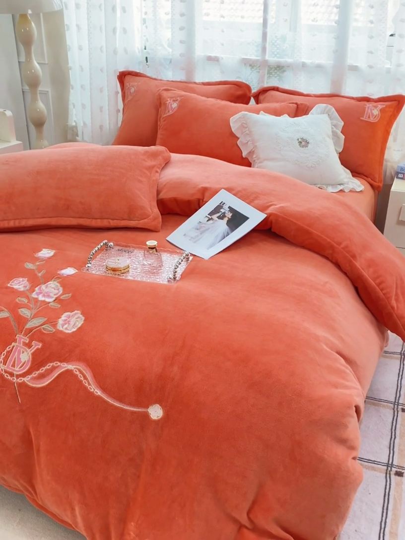 91家纺网 家纺一手货源 找家纺 晶缦家纺 2024新款高克重牛奶绒刺绣花四件套 点点花季-香橙