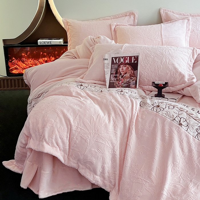 91家纺网 家纺一手货源 找家纺 宜家坊 2024新款法式轻奢全消光牛奶绒雕花拼接刺绣四件套-丛林猎豹（含无纺布包装） 丛林猎豹-奶油粉