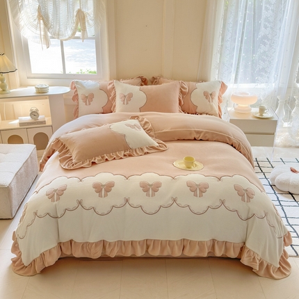 91家纺网 家纺一手货源 找家纺 （总）豪美鑫 2025新款牛奶绒刺绣韩版花边四件套-蝴蝶仙子