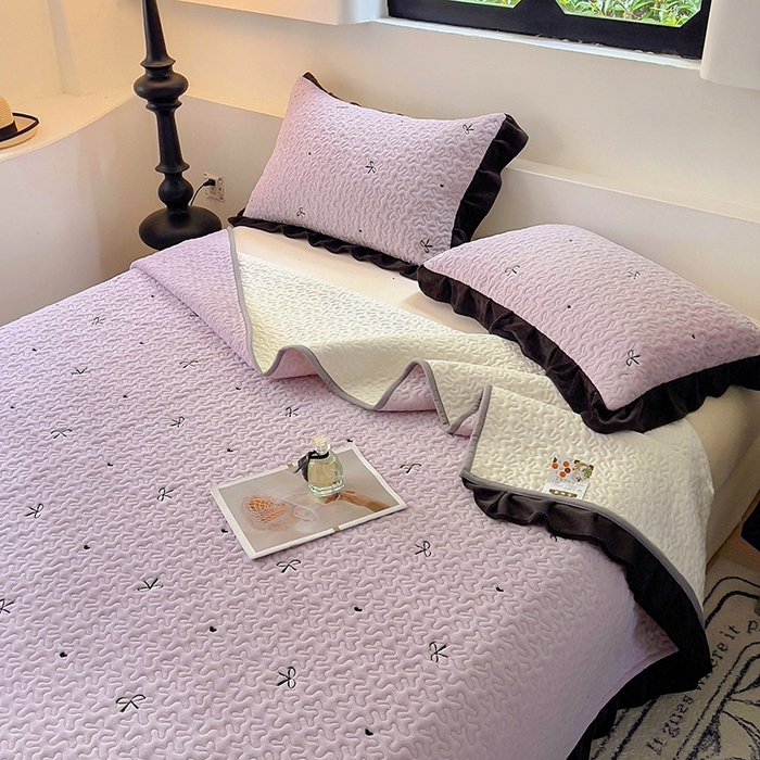 91家纺网 家纺一手货源 找家纺 美梦家纺 2024新款牛奶绒法式绣花夹棉床盖 绒蝴蝶结·水晶紫