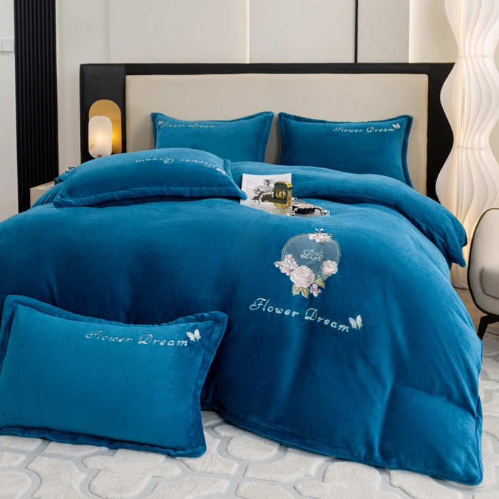 91家纺网 家纺一手货源 找家纺 晶缦家纺 2024新款高克重牛奶绒刺绣花四件套 花仙子-藏蓝