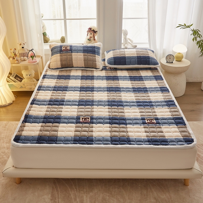 91家纺网 家纺一手货源 找家纺 东宇床垫 2024新款牛奶绒床褥大床 格子蓝