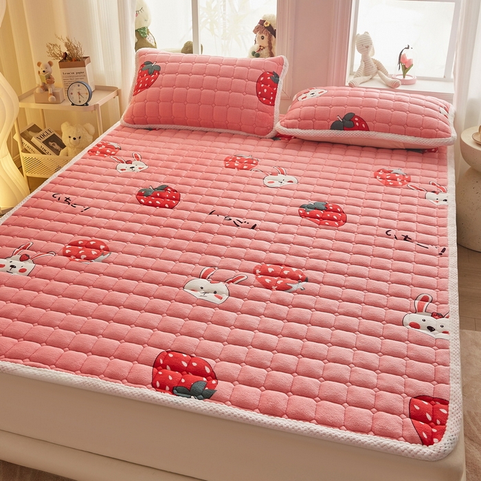 91家纺网 家纺一手货源 找家纺 东宇床垫 2024新款牛奶绒床褥大床 草莓派对