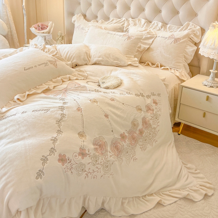 91家纺网 家纺一手货源 找家纺 亲亲公主 2025新款全消光230克A类牛奶绒绣花四件套- 梦幻巴黎 蝴蝶奶油白