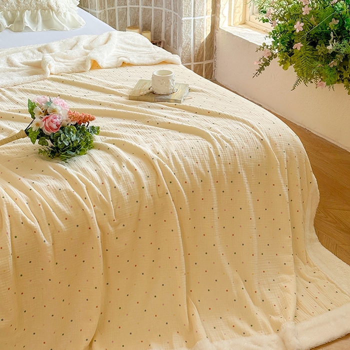 91家纺网 家纺一手货源 找家纺 木楌家居 2025新款皱绉纱空调盖被毯 波点暖暖