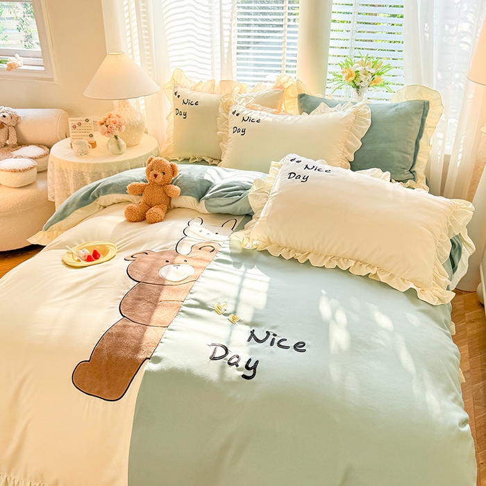 91家纺网 家纺一手货源 找家纺 绒兔兔 2024新款棉加牛奶绒贴布绣四件套 可爱熊仔-浅绿