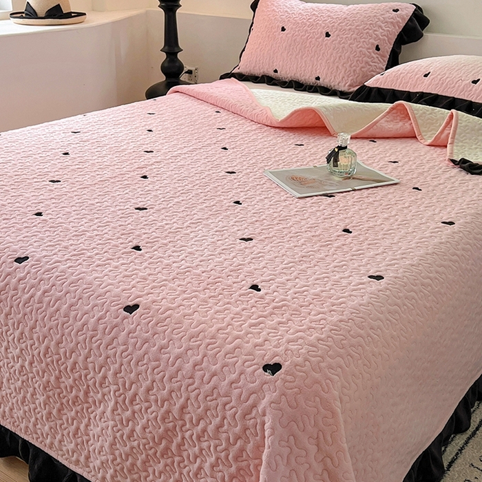 91家纺网 家纺一手货源 找家纺 美梦家纺 2024新款牛奶绒法式绣花夹棉床盖 绒爱心·樱花粉