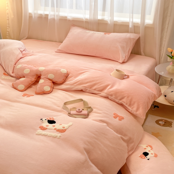 91家纺网 家纺一手货源 找家纺 慕尚家纺 2025新款牛奶绒毛巾绣刺绣四件套 蝴蝶结狗 粉