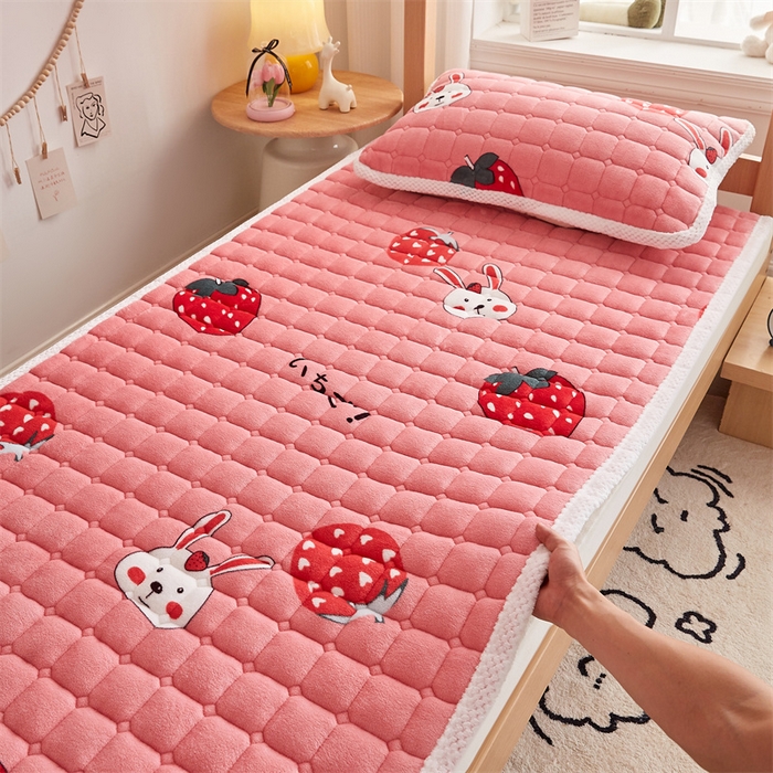 91家纺网 家纺一手货源 找家纺 东宇床垫 2025新款牛奶绒床褥学生床 草莓派对