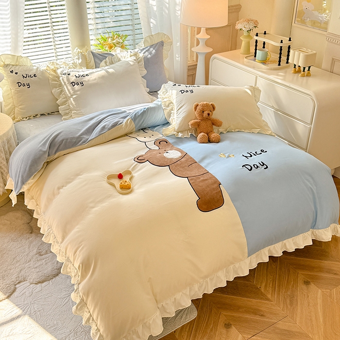 91家纺网 家纺一手货源 找家纺 绒兔兔 2024新款棉加牛奶绒贴布绣四件套 可爱熊仔-浅兰