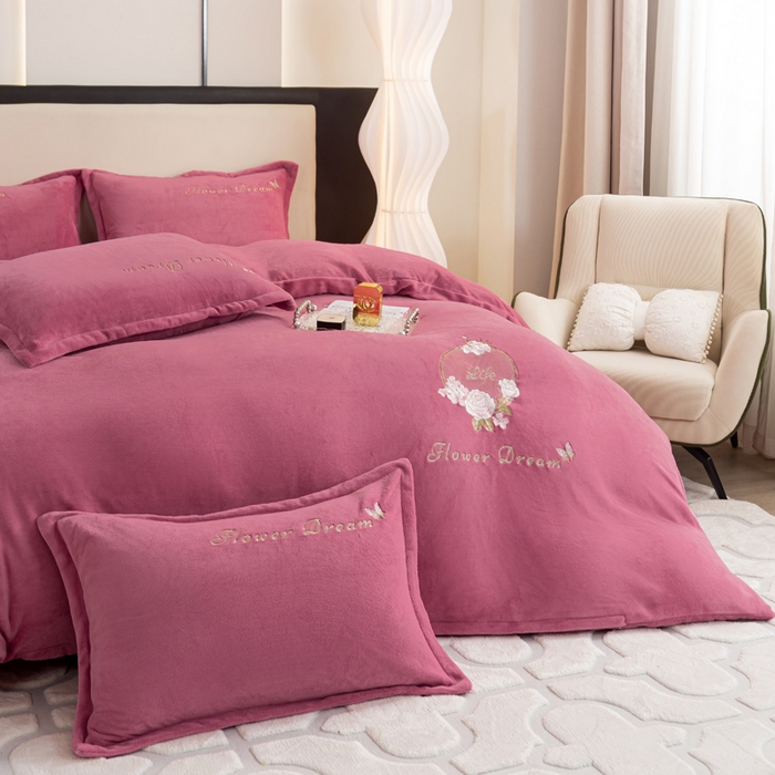 91家纺网 家纺一手货源 找家纺 晶缦家纺 2024新款高克重牛奶绒刺绣花四件套 花仙子-豆沙