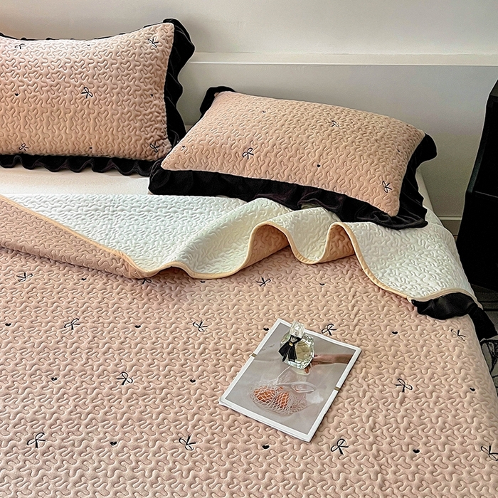 91家纺网 家纺一手货源 找家纺 美梦家纺 2024新款牛奶绒法式绣花夹棉床盖 绒蝴蝶结·卡其色