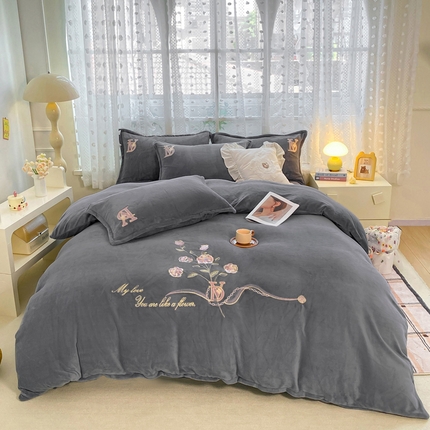 91家纺网 家纺一手货源 找家纺 晶缦家纺 2024新款高克重牛奶绒刺绣花四件套 点点花季-烟灰