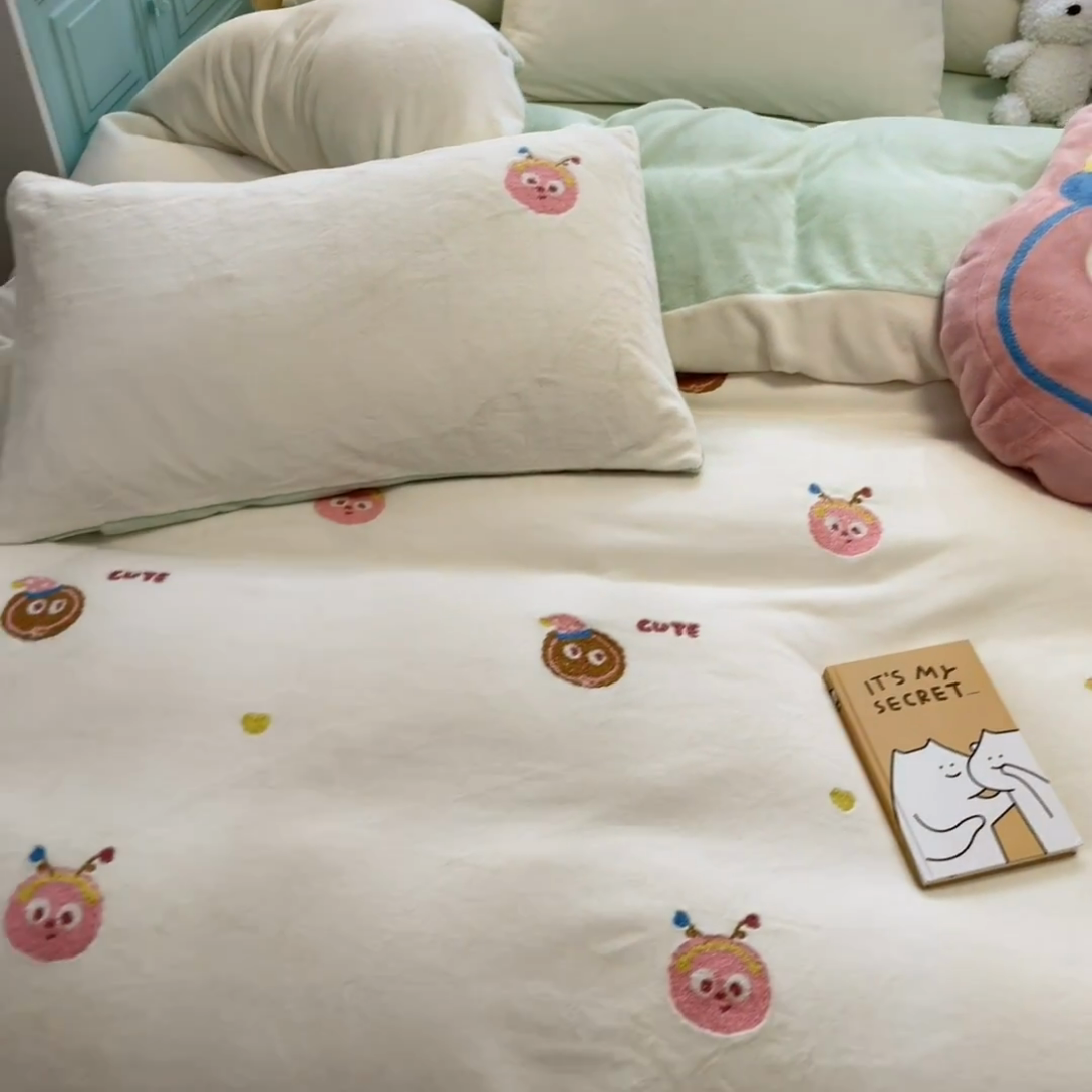 91家纺网 家纺一手货源 找家纺 （总）慕尚家纺 2025新款牛奶绒毛巾绣刺绣四件套