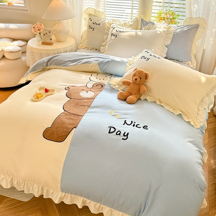 91家纺网 家纺一手货源 找家纺 绒兔兔 2024新款棉加牛奶绒贴布绣四件套 可爱熊仔-浅兰