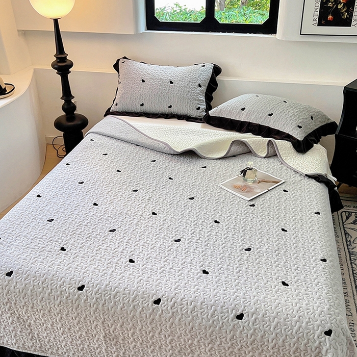 91家纺网 家纺一手货源 找家纺 美梦家纺 2024新款牛奶绒法式绣花夹棉床盖 绒爱心·银河灰