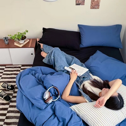 91家纺网 家纺一手货源 找家纺 艾沁家纺 2024新款简约风全棉色织水洗棉混搭四件套 深蓝+黑（深蓝枕+黑色枕）