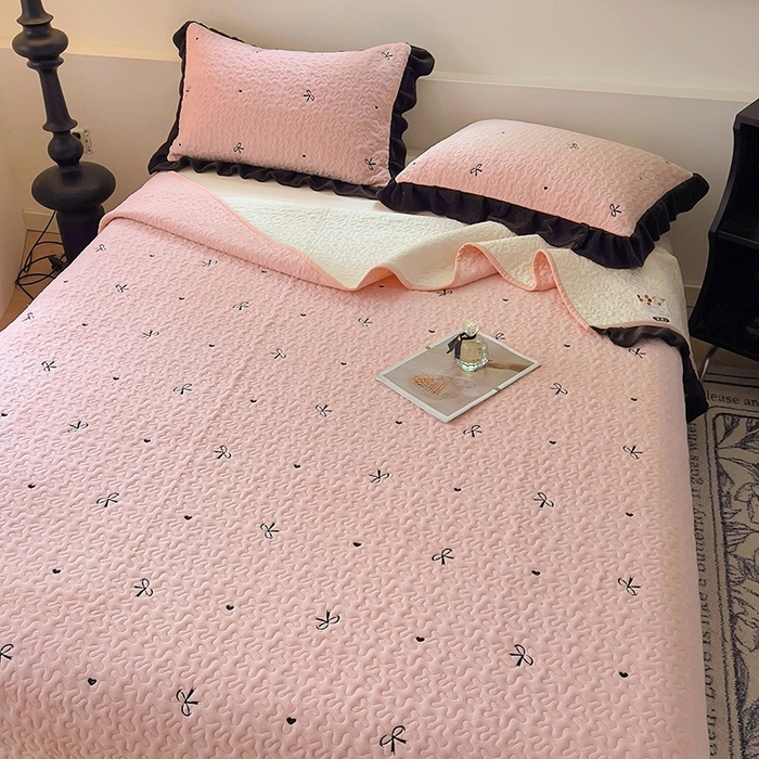 91家纺网 家纺一手货源 找家纺 美梦家纺 2024新款牛奶绒法式绣花夹棉床盖 绒蝴蝶结·樱花粉