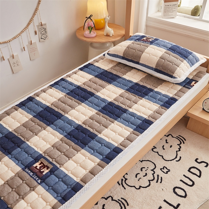 91家纺网 家纺一手货源 找家纺 东宇床垫 2025新款牛奶绒床褥学生床 格子蓝