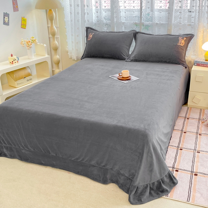 91家纺网 家纺一手货源 找家纺 晶缦家纺 2024新款高克重牛奶绒刺绣花四件套 点点花季-烟灰