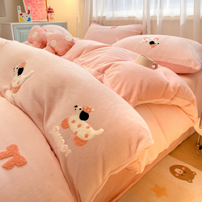 91家纺网 家纺一手货源 找家纺 慕尚家纺 2025新款牛奶绒毛巾绣刺绣四件套 蝴蝶结狗 粉