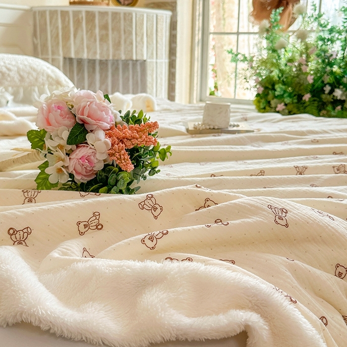 91家纺网 家纺一手货源 找家纺 木楌家居 2025新款皱绉纱空调盖被毯 快乐小熊