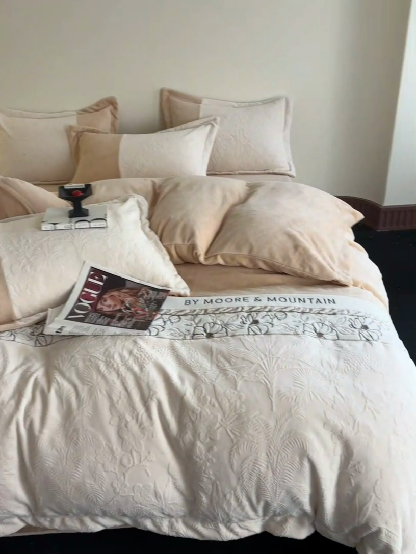 91家纺网 家纺一手货源 找家纺 宜家坊 2024新款法式轻奢全消光牛奶绒雕花拼接刺绣四件套-丛林猎豹（含无纺布包装） 丛林猎豹-摩卡棕