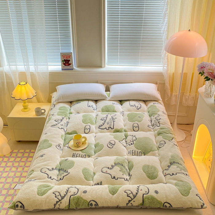 91家纺网 家纺一手货源 找家纺 缦卡琳家纺 2024新款A类牛奶绒羽丝棉床垫 恐龙宝贝