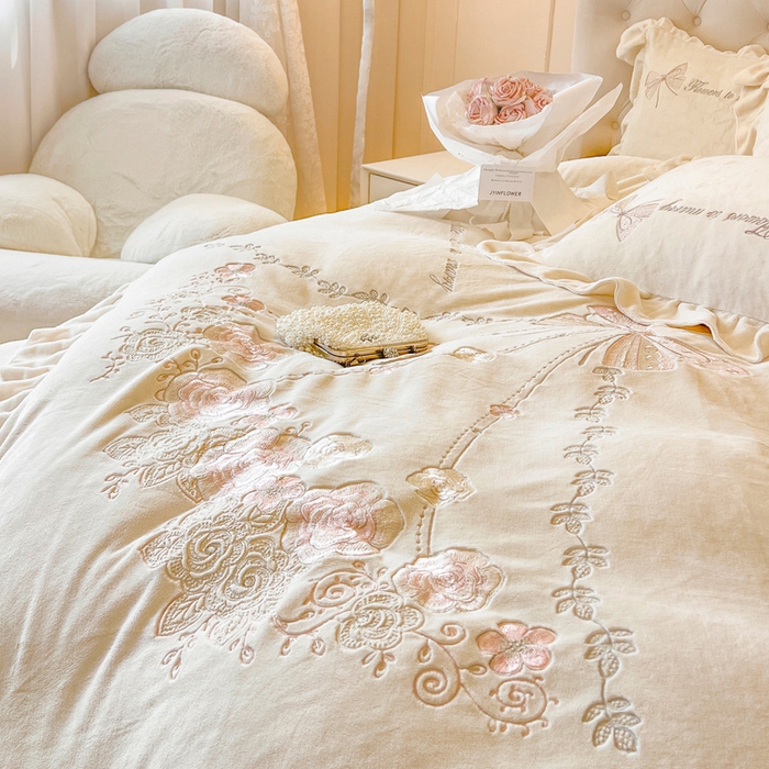 91家纺网 家纺一手货源 找家纺 亲亲公主 2025新款全消光230克A类牛奶绒绣花四件套- 梦幻巴黎 蝴蝶奶油白