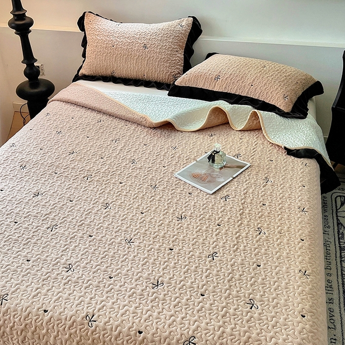 91家纺网 家纺一手货源 找家纺 美梦家纺 2024新款牛奶绒法式绣花夹棉床盖 绒蝴蝶结·卡其色