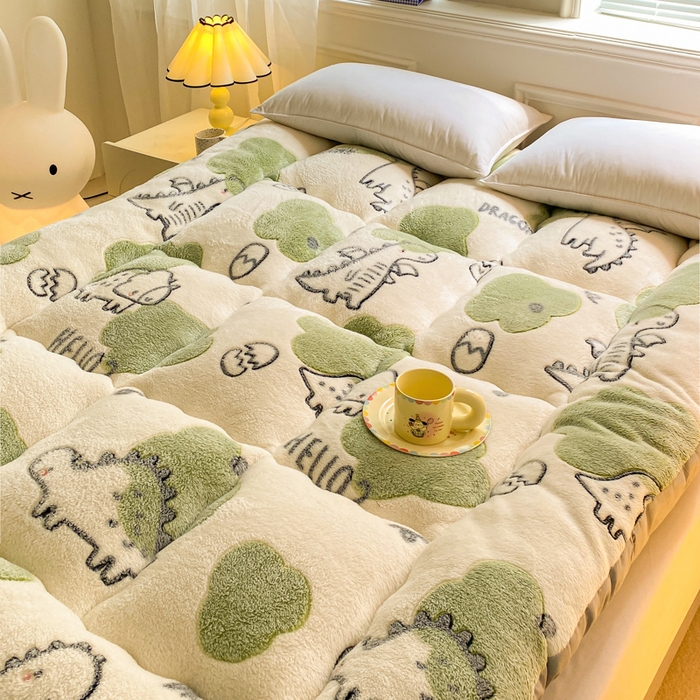 91家纺网 家纺一手货源 找家纺 缦卡琳家纺 2024新款A类牛奶绒羽丝棉床垫 恐龙宝贝