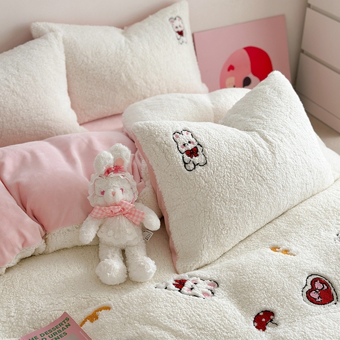 91家纺网 家纺一手货源 找家纺 蜜柚 2024新款高克重羊羔绒牛奶绒毛巾绣四件套 欢乐兔小姐