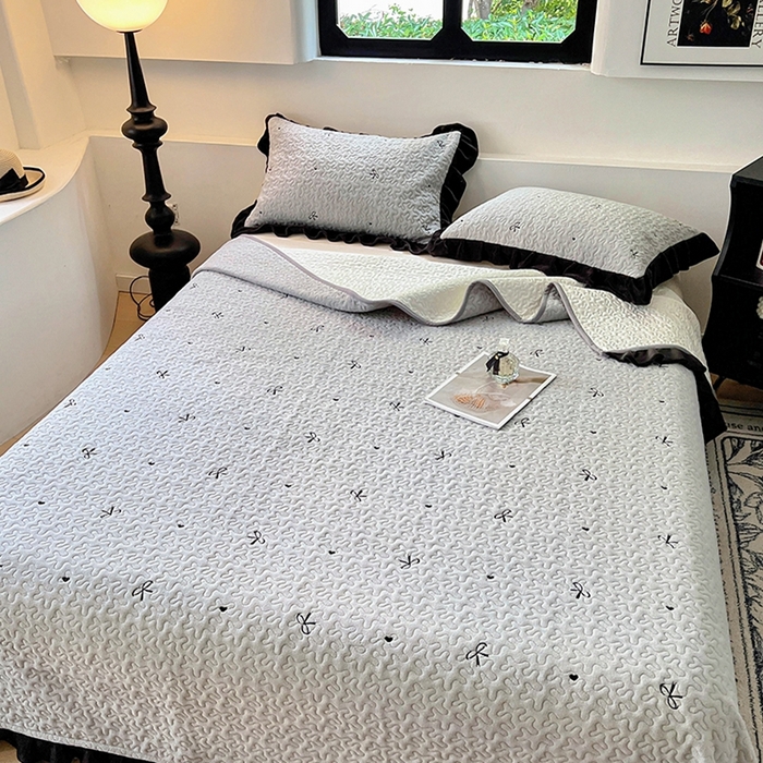 91家纺网 家纺一手货源 找家纺 美梦家纺 2024新款牛奶绒法式绣花夹棉床盖 绒蝴蝶结·银河灰