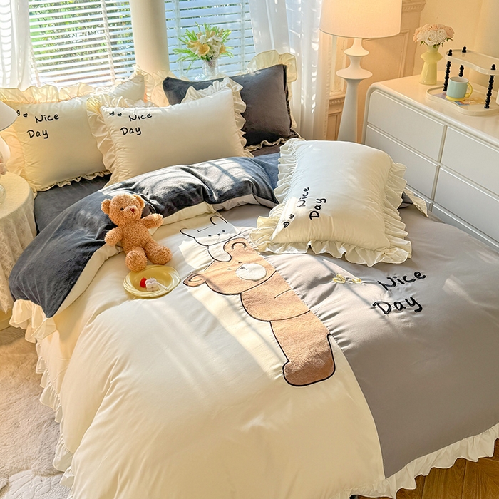 91家纺网 家纺一手货源 找家纺 绒兔兔 2024新款棉加牛奶绒贴布绣四件套 可爱熊仔-浅灰