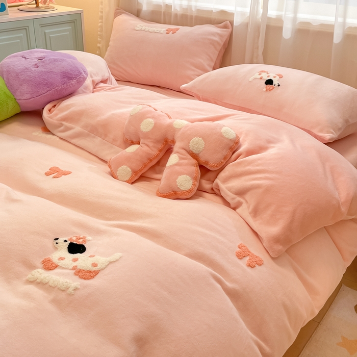 91家纺网 家纺一手货源 找家纺 慕尚家纺 2025新款牛奶绒毛巾绣刺绣四件套 蝴蝶结狗 粉