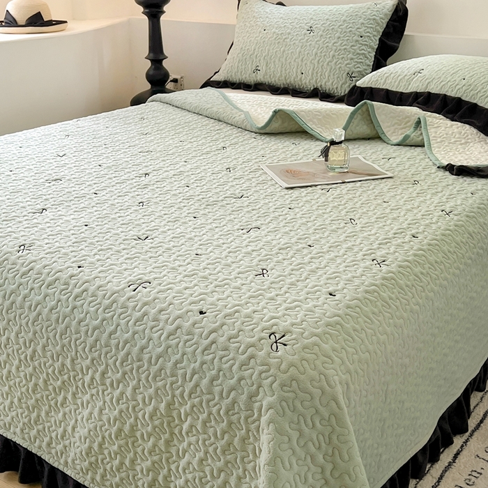 91家纺网 家纺一手货源 找家纺 美梦家纺 2024新款牛奶绒法式绣花夹棉床盖 绒蝴蝶结·松叶绿