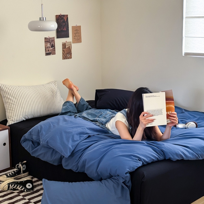 91家纺网 家纺一手货源 找家纺 艾沁家纺 2024新款简约风全棉色织水洗棉混搭四件套 深蓝+黑（深蓝枕+竖条枕）