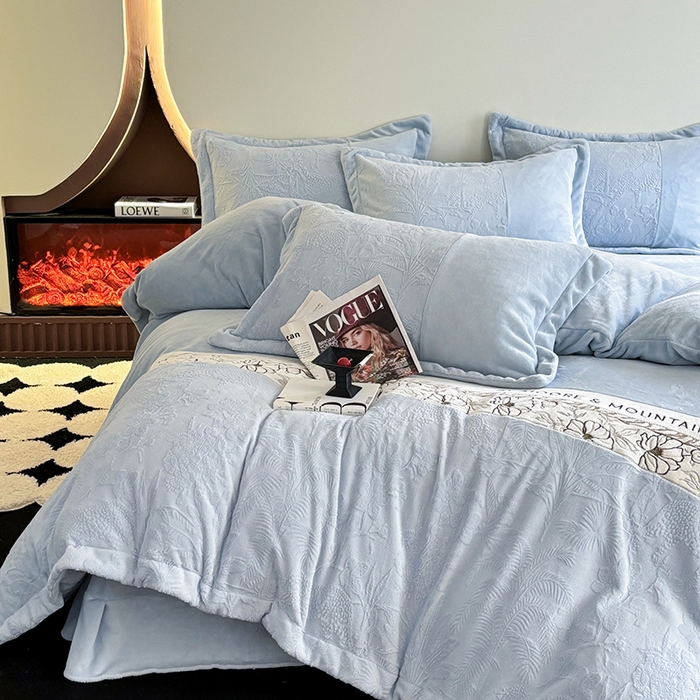 91家纺网 家纺一手货源 找家纺 宜家坊 2024新款法式轻奢全消光牛奶绒雕花拼接刺绣四件套-丛林猎豹（含无纺布包装） 丛林猎豹-慕斯蓝