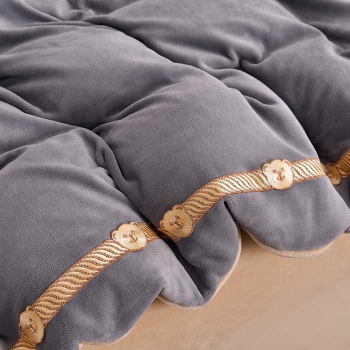 91家纺网 家纺一手货源 找家纺 云家 （包含买家秀）2024新款高克重牛奶绒纯色双拼刺绣四件套珊瑚绒 凯迪系列 凯迪-高级灰+米驼