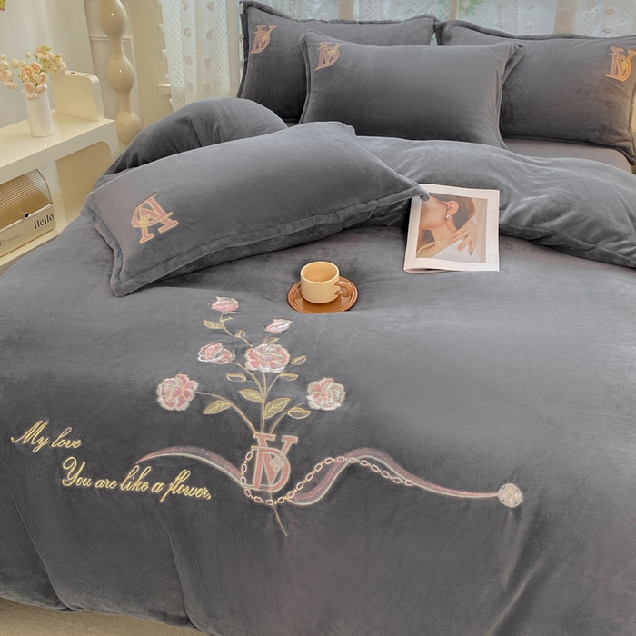 91家纺网 家纺一手货源 找家纺 晶缦家纺 2024新款高克重牛奶绒刺绣花四件套 点点花季-烟灰