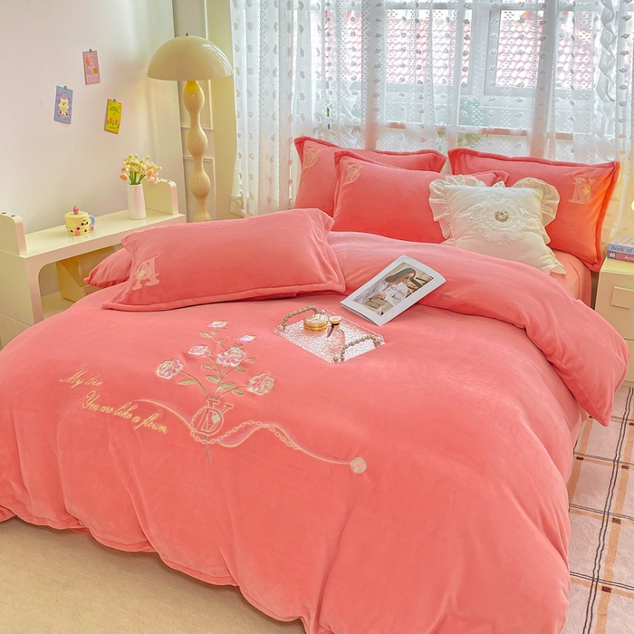 91家纺网 家纺一手货源 找家纺 晶缦家纺 2024新款高克重牛奶绒刺绣花四件套 点点花季-玉粉