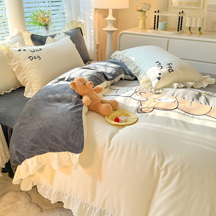 91家纺网 家纺一手货源 找家纺 绒兔兔 2024新款棉加牛奶绒贴布绣四件套 可爱熊仔-浅灰