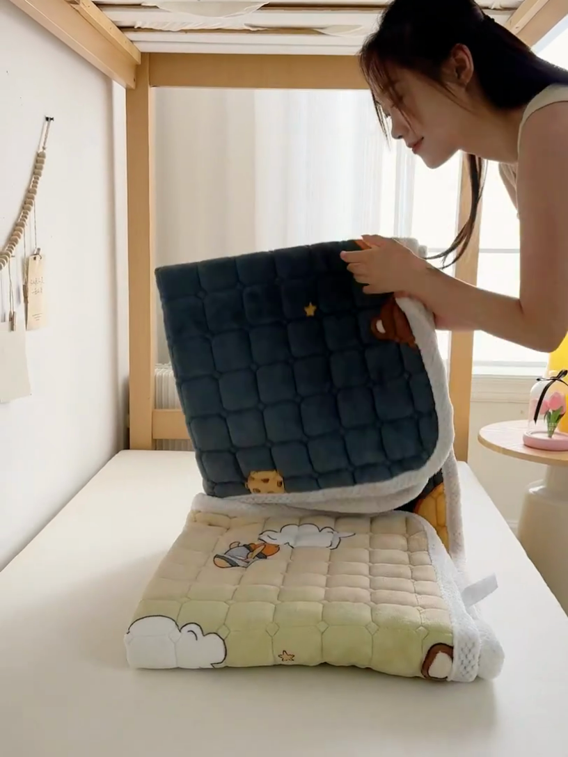 91家纺网 家纺一手货源 找家纺 东宇床垫 2025新款牛奶绒床褥学生床 复古花