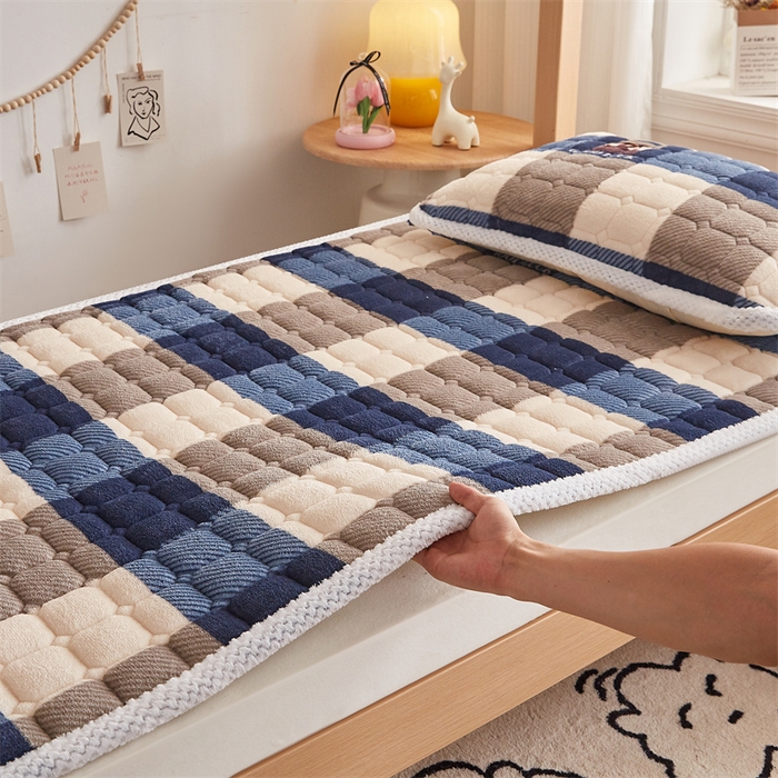 91家纺网 家纺一手货源 找家纺 东宇床垫 2025新款牛奶绒床褥学生床 格子蓝