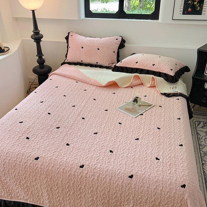 91家纺网 家纺一手货源 找家纺 美梦家纺 2024新款牛奶绒法式绣花夹棉床盖 绒爱心·樱花粉
