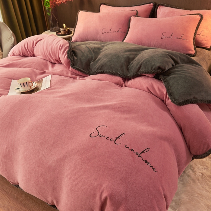 91家纺网 家纺一手货源 找家纺 吾诺 2024新款双拼色牛奶绒四件套 风格一 双拼豆沙