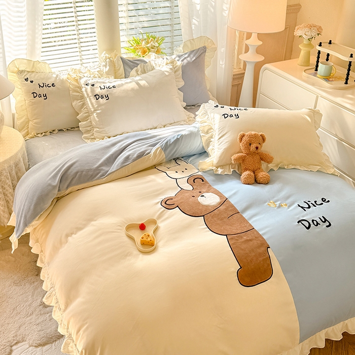 91家纺网 家纺一手货源 找家纺 绒兔兔 2024新款棉加牛奶绒贴布绣四件套 可爱熊仔-浅兰