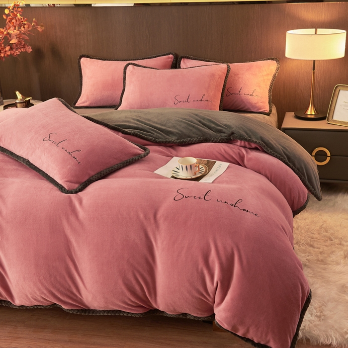 91家纺网 家纺一手货源 找家纺 吾诺 2024新款双拼色牛奶绒四件套 风格一 双拼豆沙