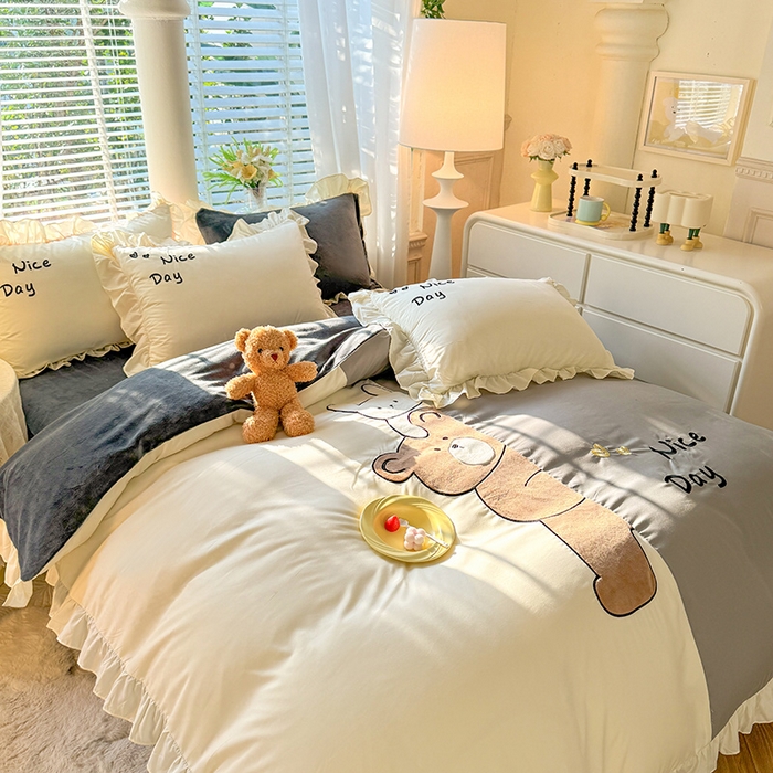 91家纺网 家纺一手货源 找家纺 绒兔兔 2024新款棉加牛奶绒贴布绣四件套 可爱熊仔-浅灰